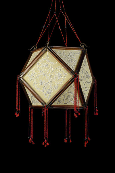 Fortuny Concubine Tempio lampe en soie avec structure en bois