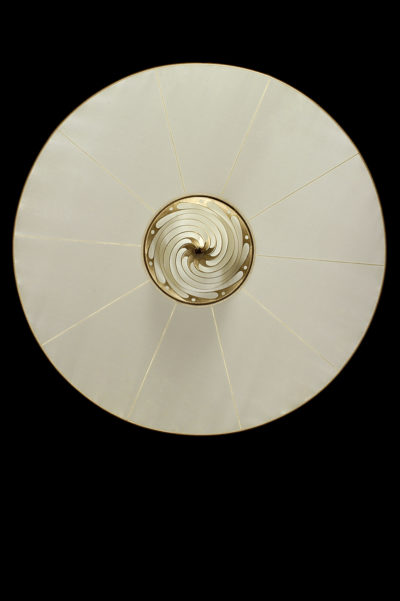 Lampe en soie unie Samarkanda Fortuny avec disque, vue de dessous