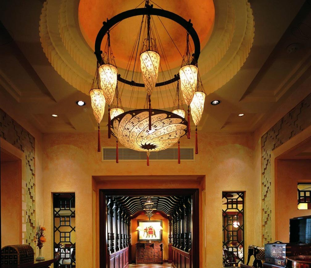 Scudo Saraceno et Cesendello Fortuny lampes à l'Ashiana-Restaurant-à Dubaï, vue du couloir